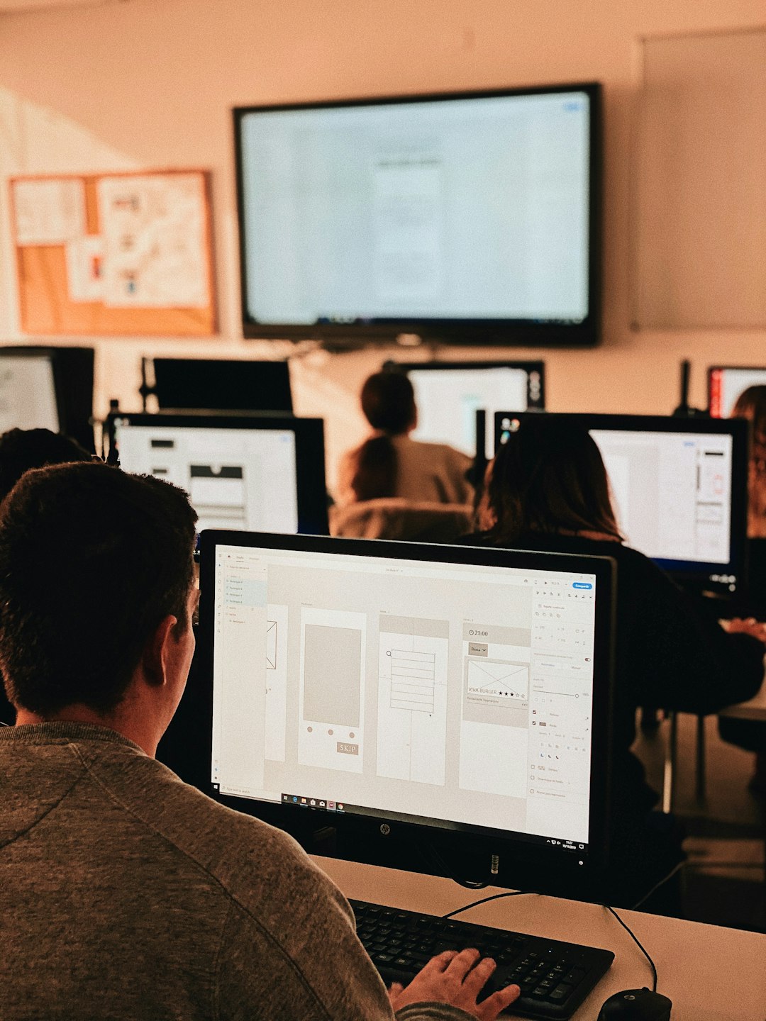 person-using-computer-wlu4xjc2esy